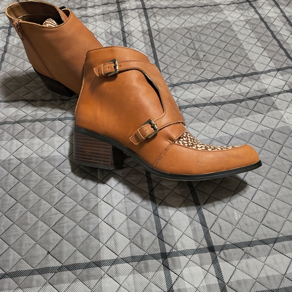 Chic Tan Leather Ankle Booties - Picture 2 of 6